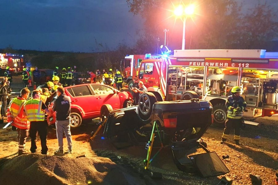 Rettungskräfte diskutieren vor zwei Unfallwagen