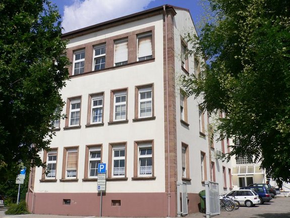 Außenaufnahme Rathaus Bexbach umgeben von Bäumen