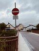 Brücke mit Geländer und Durchfahrt-Verboten-Straßenschild