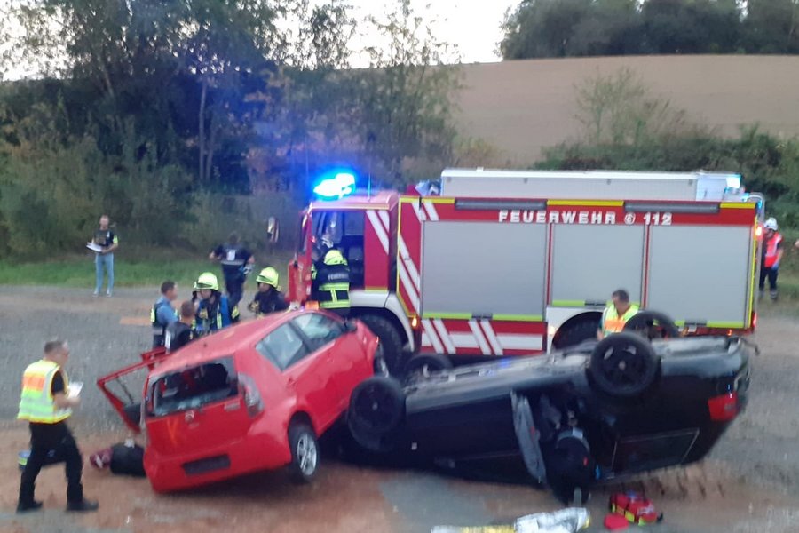 Zwei Unfallwagen liegen verkeilt auf der Straße